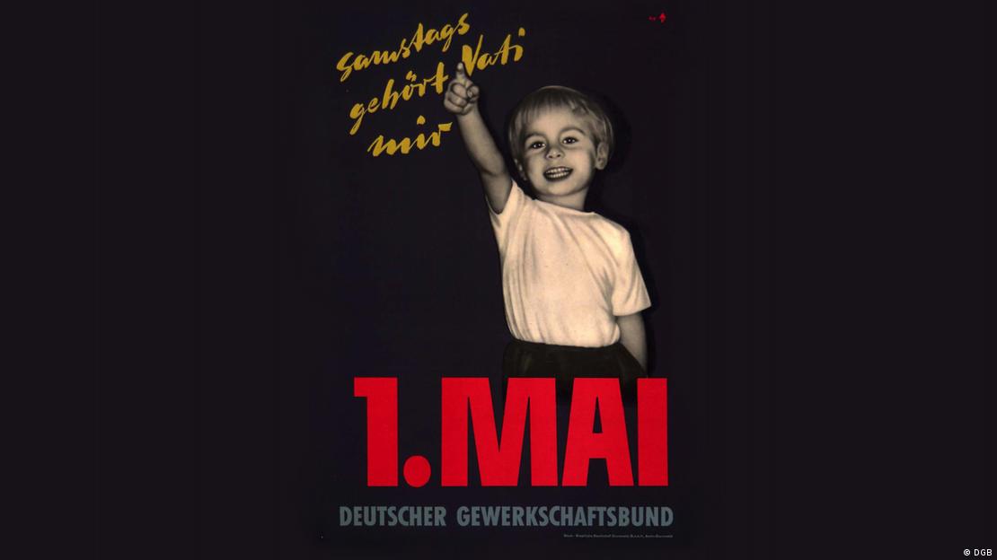 Cartaz mostra menino com o punho levantado e a frase em alemão "No sábado, o papai pertence a mim"