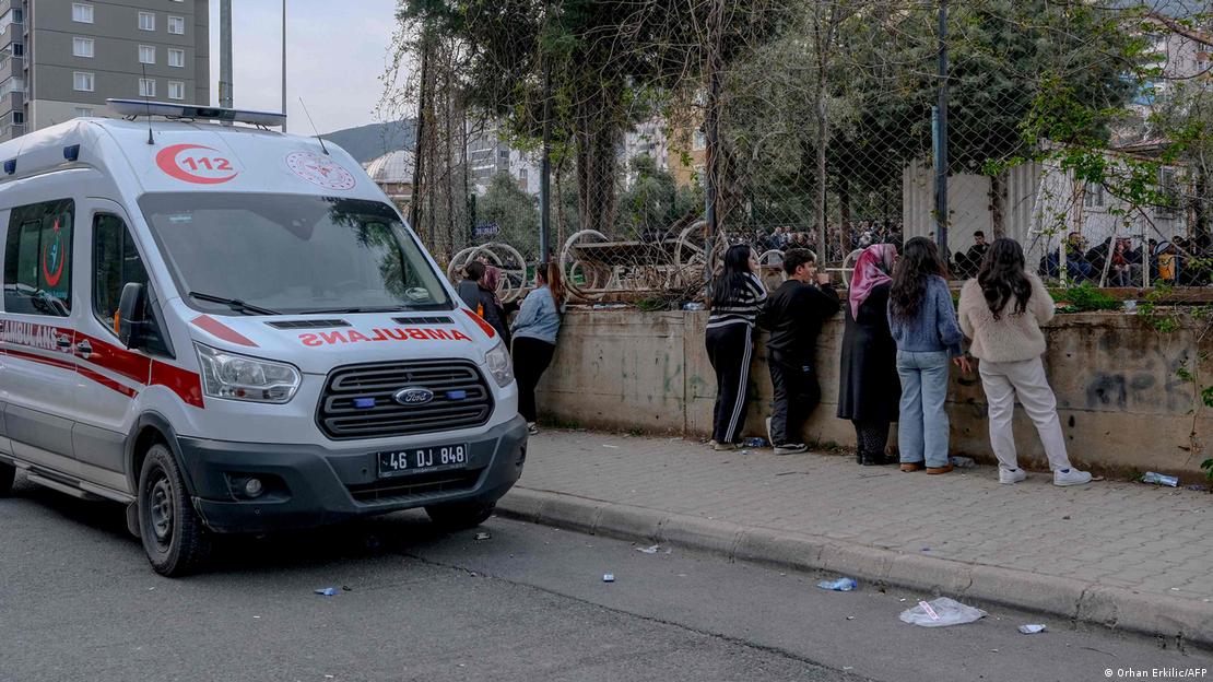 Kahramanmaraş'taki saldırı sonrası bölgede toplanan kişiler ve bir ambulans