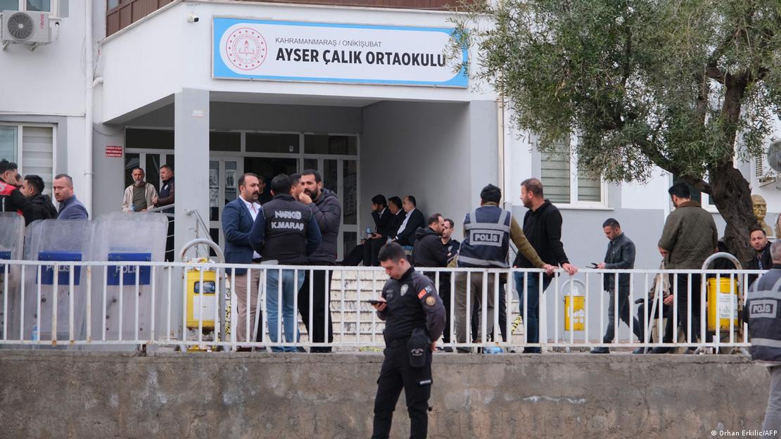 Saldırının düzenlendiği Ayser Çalık Ortaokulu'nun girişi ve bahçede bekleyen polisler