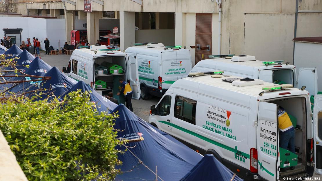 Kahramanmaraş'taki okul saldırısının kurbanlarını taşıyan cenaze araçları