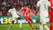 Michael Olise vom FC Bayern München setzt gegen Real Madrid zum Torschuss an Michael Olise vom FC Bayern München setzt gegen Real Madrid zum Torschuss an