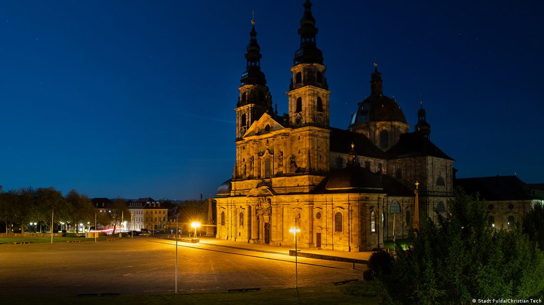 Igreja em Fulda, na Alemanha, com dois postes de luz na frente