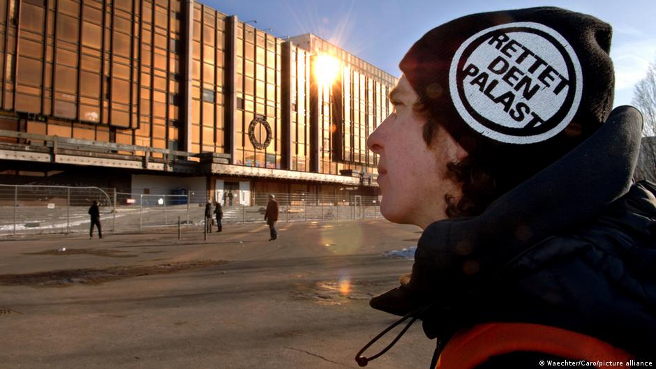 Protesti neposredno pre rušenja, snimak iz 2006: na kapi ovog momka piše: „Spasite Palatu“