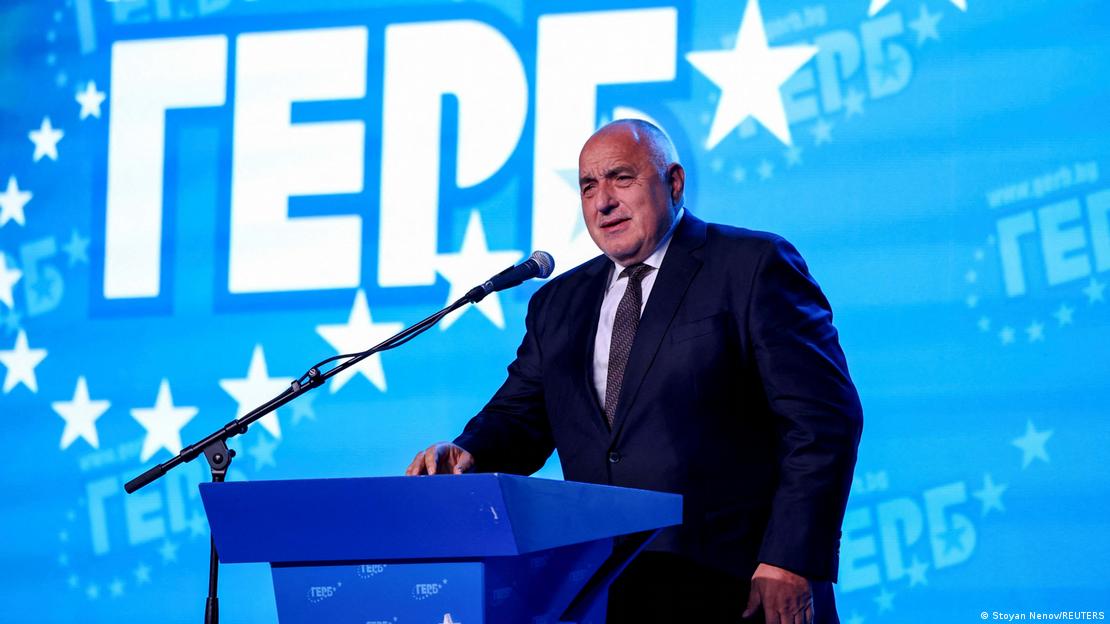 Бывший премьер-министр Болгарии Бойко Борисов выступает с трибуны на фоне экрана с логотипом партии "Граждане за европейское развитие Болгарии"