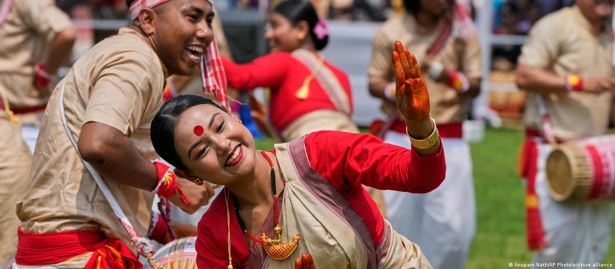 Agricultores indianos em celebração de festival de colheita sob ameaça climática.