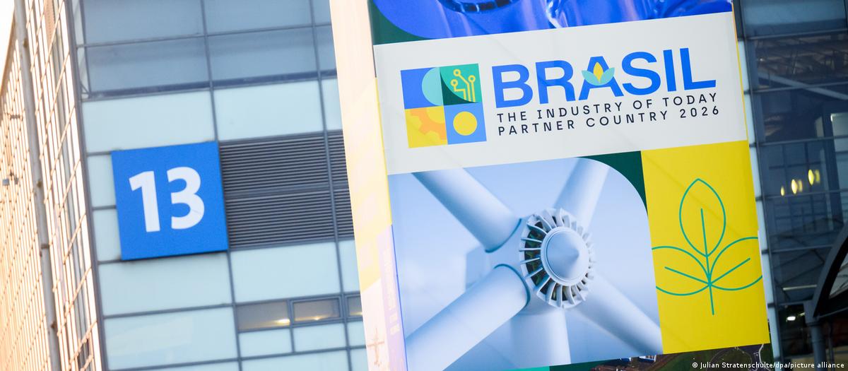 Pavilhão industrial na feira Hannover Messe com delegação brasileira
