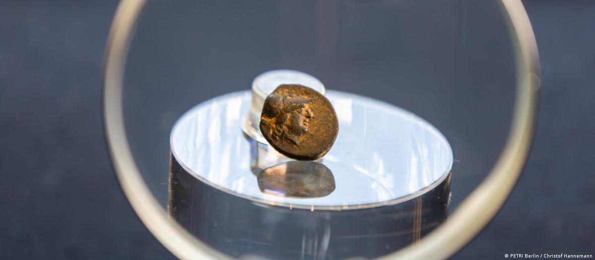 Moeda de bronze da Grécia Antiga encontrada em Berlim