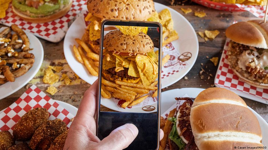 Ver videos de comida chatarra podría ser suficiente para calmar el antojo