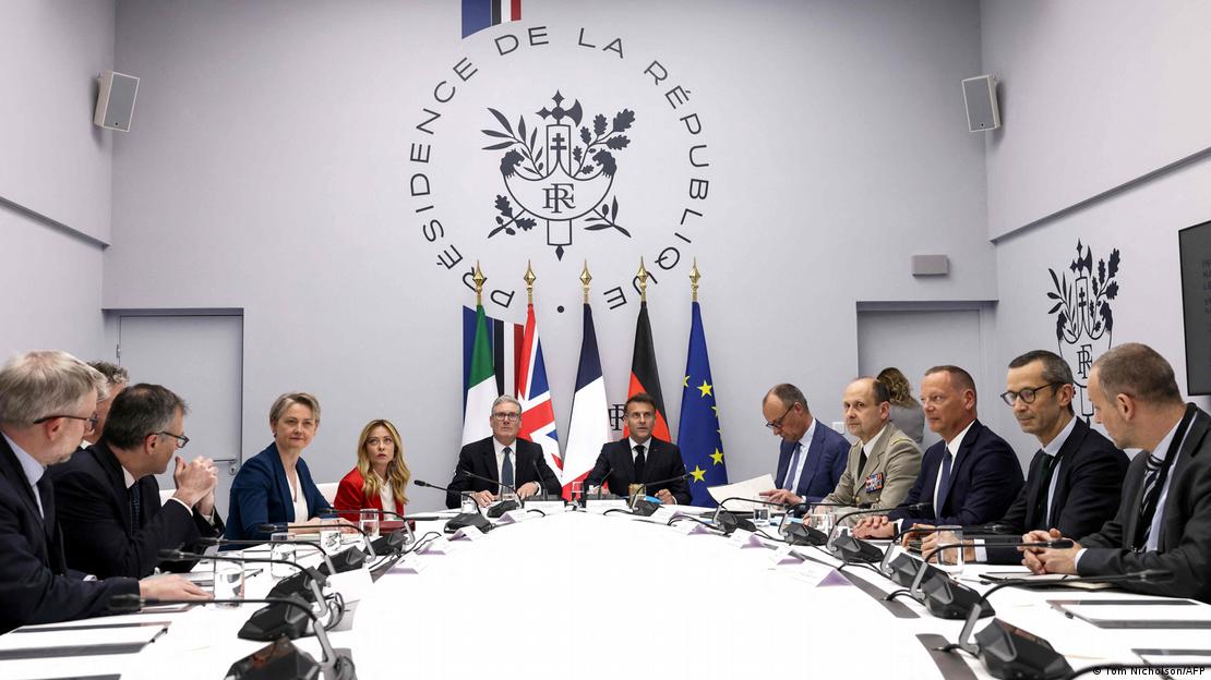 Paris'teki Hürmüz Boğazı toplantısında bir masanın çevresinde oturan liderler