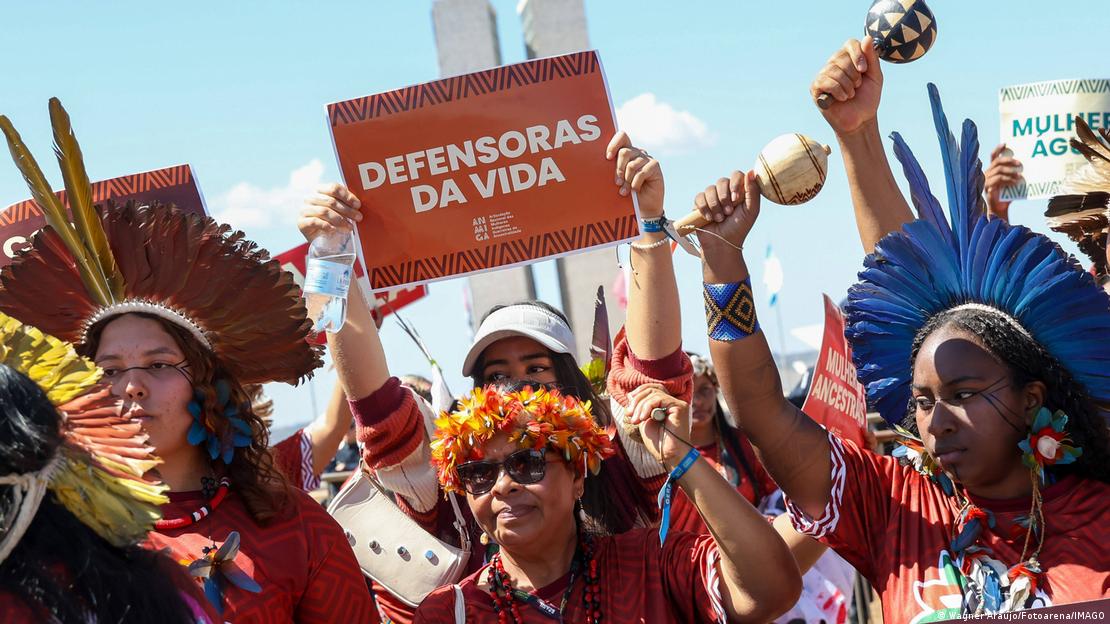 Brasilien Brasília 2025 | Marsch der indigenen Frauen auf der Esplanada dos Ministérios