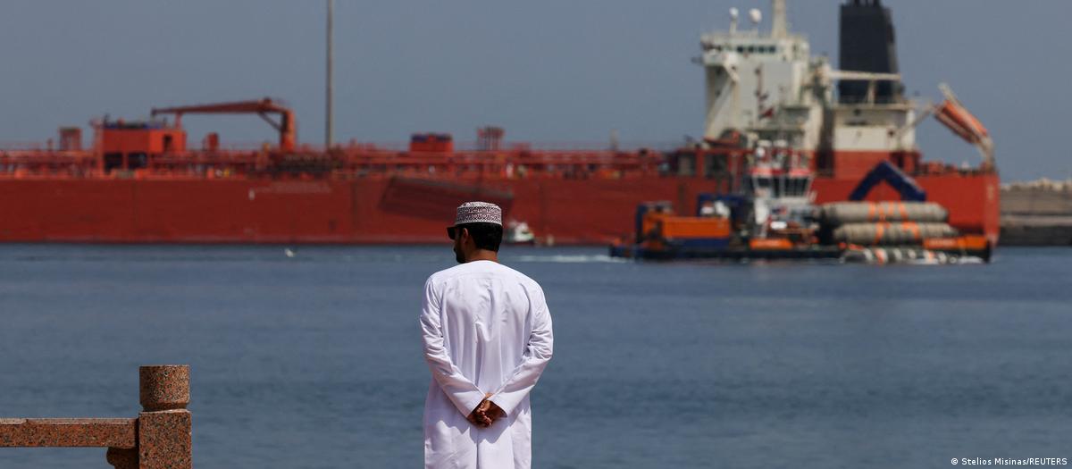Navios cargueiros em zona de tráfego marítimo estratégico