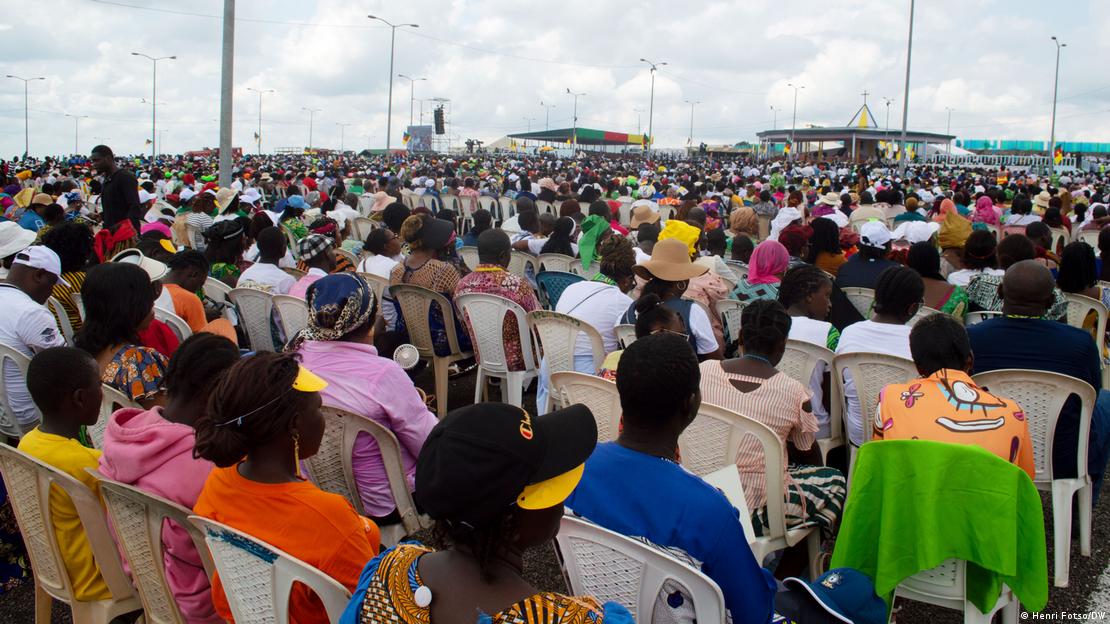 Cameroun, Douala, 2026 | La foule assiste à l'apparition du pape Léon XIV.