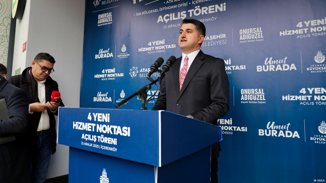 Ataşehir'deki bir açılış törenine katılan Onursal Adıgüzel kürsüde konuşuyor