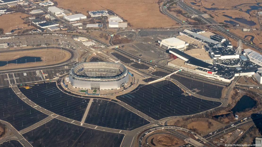 Vista aérea do estádio MetLife e dos estacionamentos em seu entorno