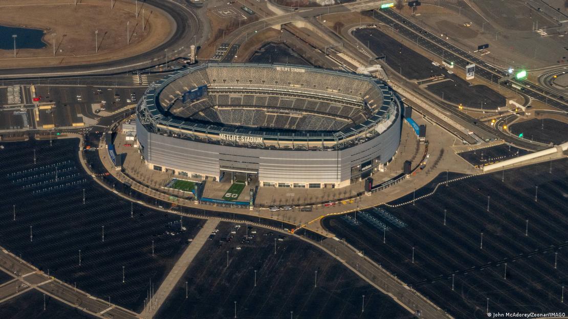 New Jersey'deki MetLife Stadyumu'nun havadan görünümü. New York'un hayli dışındaki stadyum, geniş otopark alanları ve otoyol bağlantılarıyla çevrili