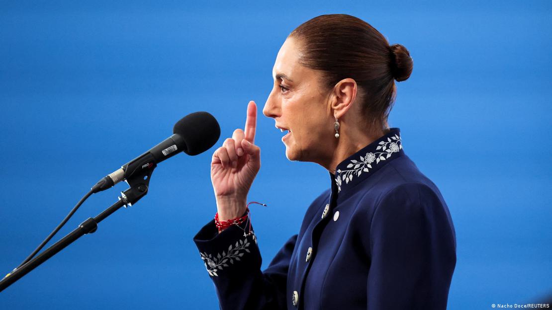 La presidenta de México, Claudia Sheinbaum, hablando ante el micrófono.