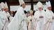 El papa, en el centro, con varios obispos vestidos de blanco. El papa, en el centro, con varios obispos vestidos de blanco.