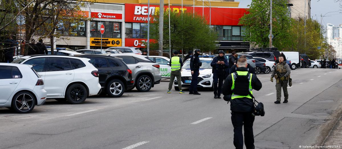 Cena do ataque em Kiev com presença policial.