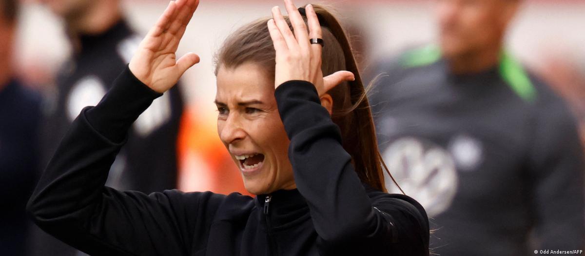 Marie-Louise Eta em sua atuação histórica como treinadora na Bundesliga.