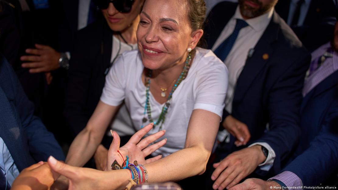 Machado saluda a seguidores en la Puerta del Sol de Madrid, España (18.04.2026) Machado saluda a seguidores en la Puerta del Sol de Madrid, España (18.04.2026)