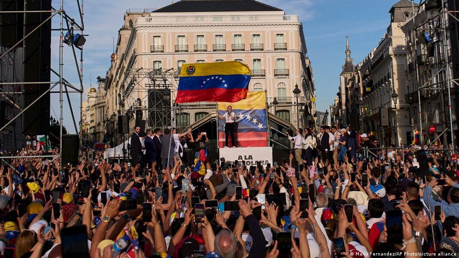 María Corina Machado pide a miles en Madrid que se preparen para regresar a Venezuela