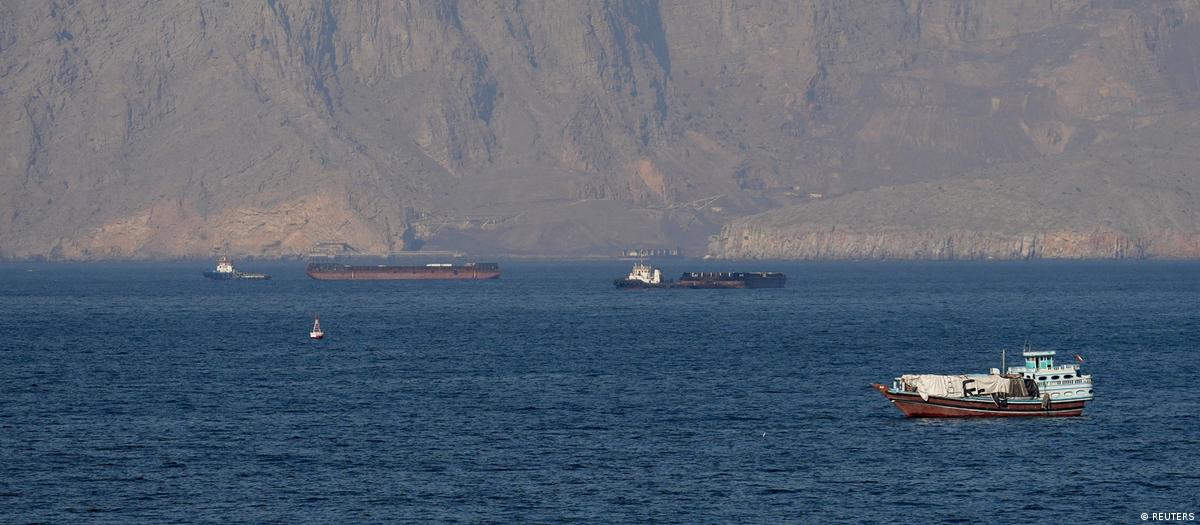 Navios mercantes no Estreito de Hormuz