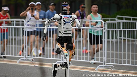 Robot runners beat humans in Beijing half-marathon