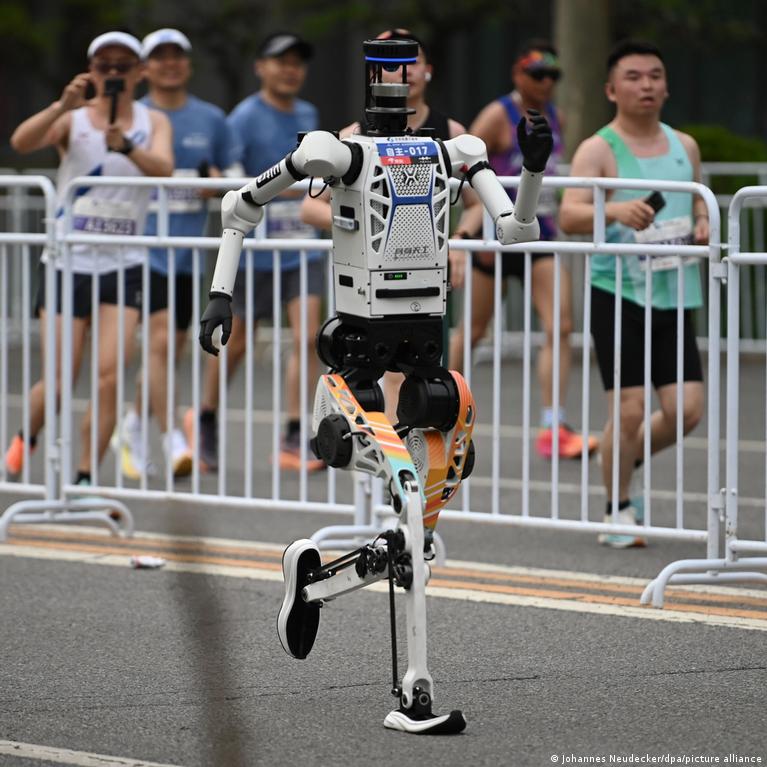 Robot runners beat humans in Beijing half-marathon