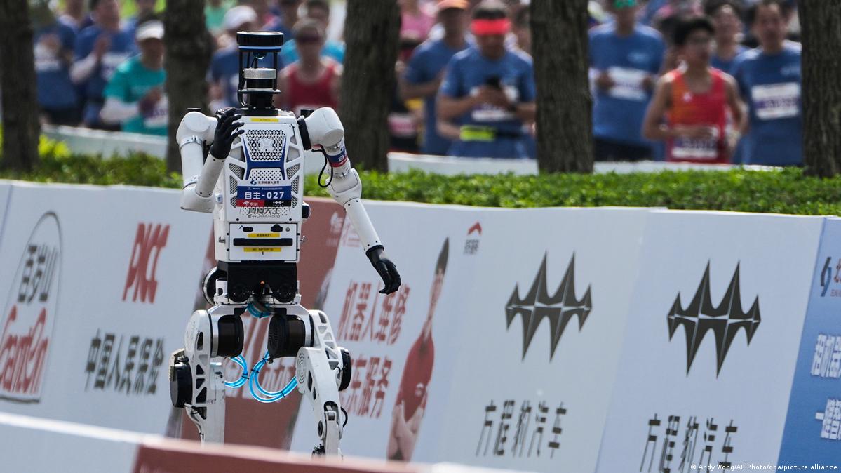 Chinesische humanoide Roboter stellen Sprint-Weltrekorde in Peking auf