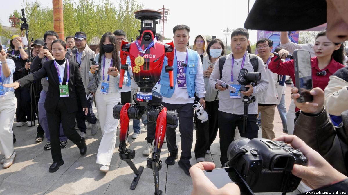 北京亦庄举行的第二届人形机器人半程马拉松
