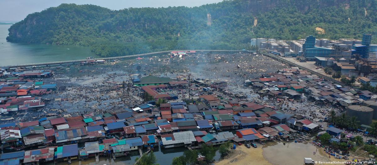 Vista aérea da área atingida pelo incêndio em Sabah, Malásia.