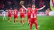 Lennart Karl, de 18 años, abre los brazos en la cancha frente a la cámara celebrando su gol de 1-0. Detrás, sus compañeros del Bayern Múnich caminan de espaldas.
