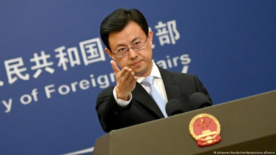  Guo Jiakun en conferencia de prensa.