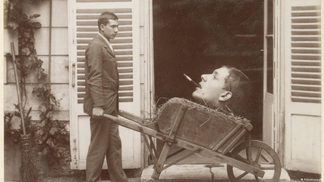 Una cabeza humana en una carretilla protagonizó este anónimo fotomontaje de principios del siglo XX.