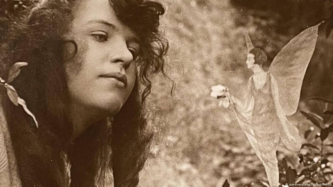 Elsie Wright y Frances Griffiths fotografiaron supuestas hadas en Cottingley entre 1917 y 1920, en uno de los mayores engaños fotográficos de la historia.