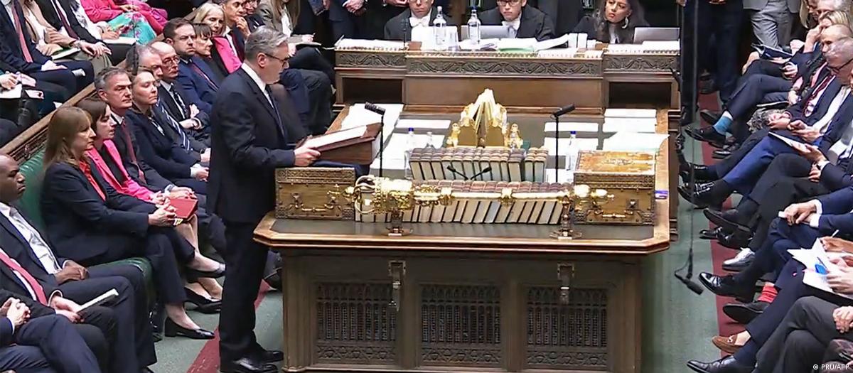 Keir Starmer discursa na Câmara dos Comuns sobre a crise envolvendo Peter Mandelson.