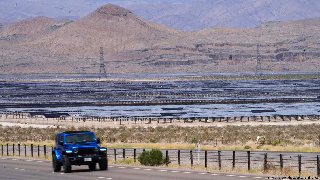  Paneles solares en el desierto cerca de centros de datos.