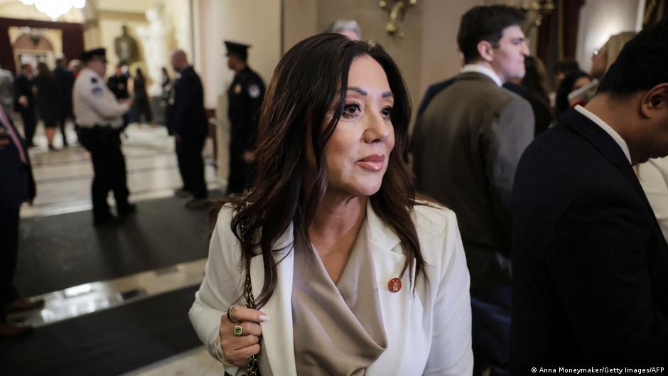 En medio de investigaciones, renuncia la secretaria de Trabajo de Trump