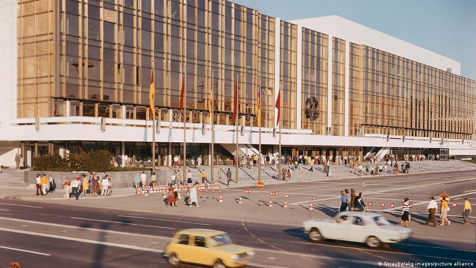 Pogled na fasadu Palate Republike iz 1976. godine