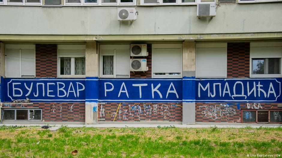 Prema podacima Inicijative mladih, u Srbiji postoji 308 grafita i murala posvećenih Mladiću – među njima je i ovaj snimljen aprila 2026. na Novom Beogradu, na pedesetak metara od jedne osnovne škole