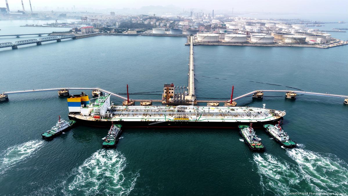 Four tugboats align an oil tanker to a docking site in the Chinese port of Qingdao (11.04.2026)