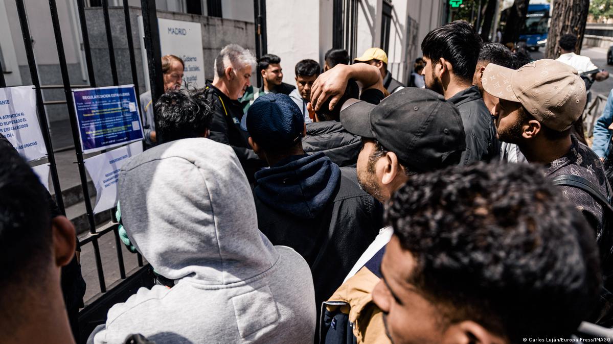 España regulariza a 900,000 inmigrantes y la Unión Europea le exige verificar quién entra a sus filas