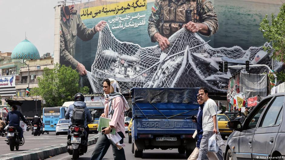 Na ovom bilbordu u Teheranu piše: „Ormuski moreuz ostaje zatvoren“