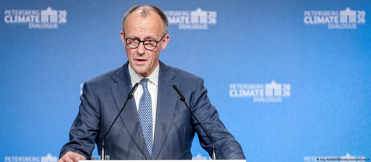Friedrich Merz discursando sobre políticas climáticas e economia na Alemanha.