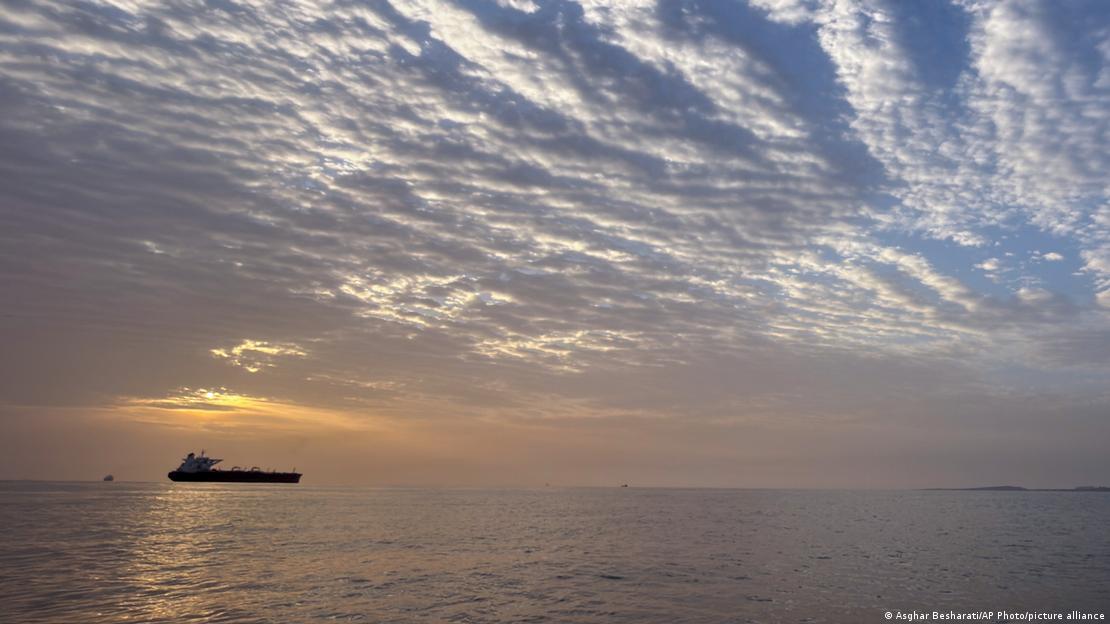 Imagen del estrecho de Ormuz con un buque a lo lejos. 