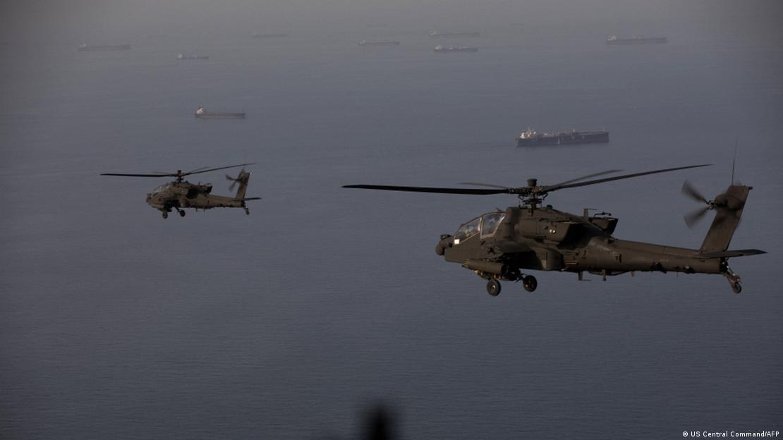 Helicópteros estadounidenses sobrevuelan en estrecho de Ormuz. 