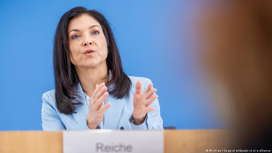 Loše vesti: Katerina Rajhe pred novinarima