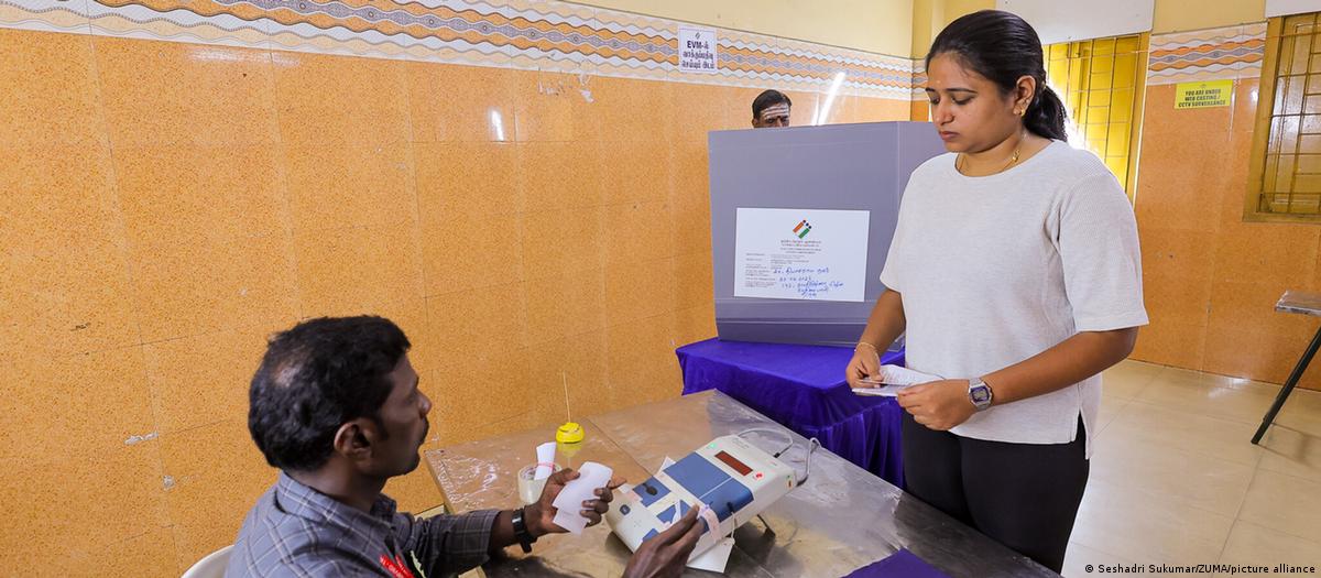 Eleitores indianos comparecem às urnas durante votação estadual.