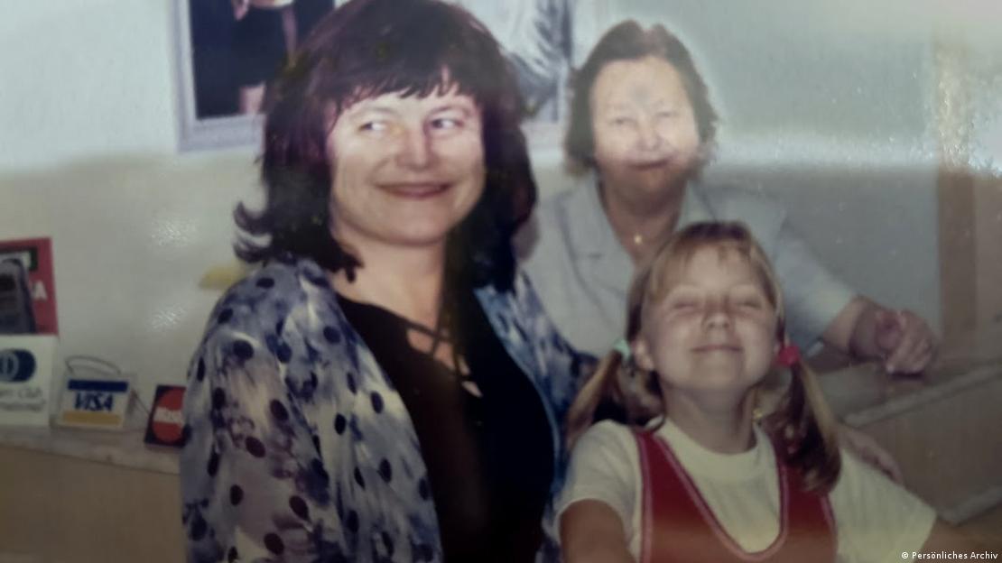  Tânia e sua mãe Eleutéria e Dasha na loja da família 