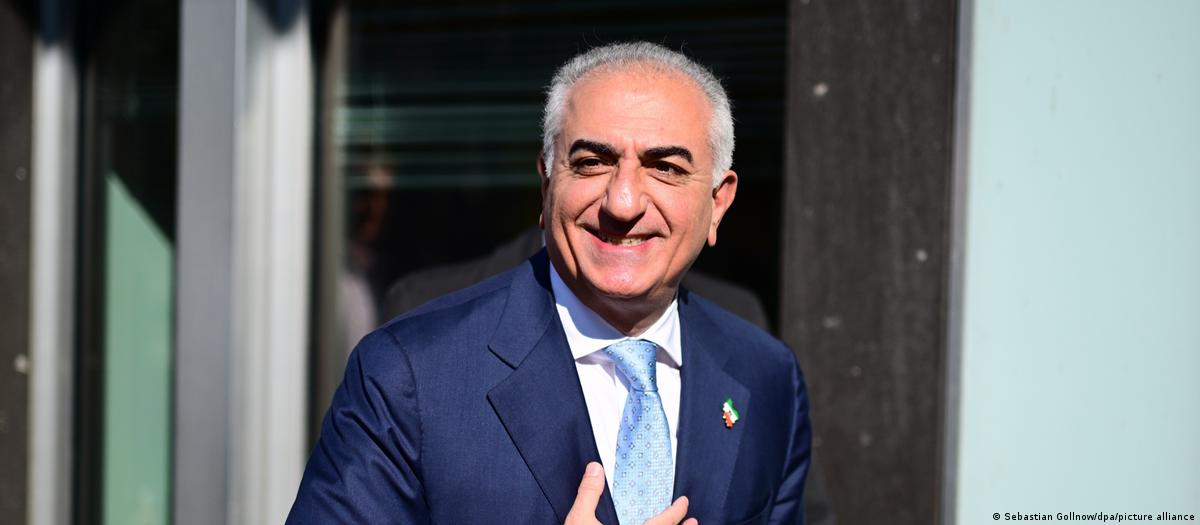 Reza Pahlavi durante conferência em Berlim sobre o futuro do Irã.